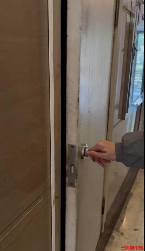 按下“万能遥控器”停车场道闸开启,记者调查“万能遥控器”销售使用乱象