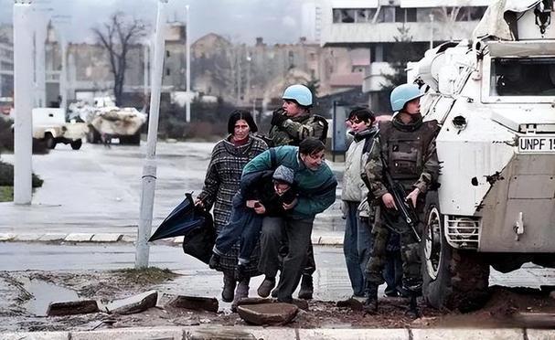 花钱当“狙击游客”，究竟有多少西方富人去萨拉热窝猎杀平民？